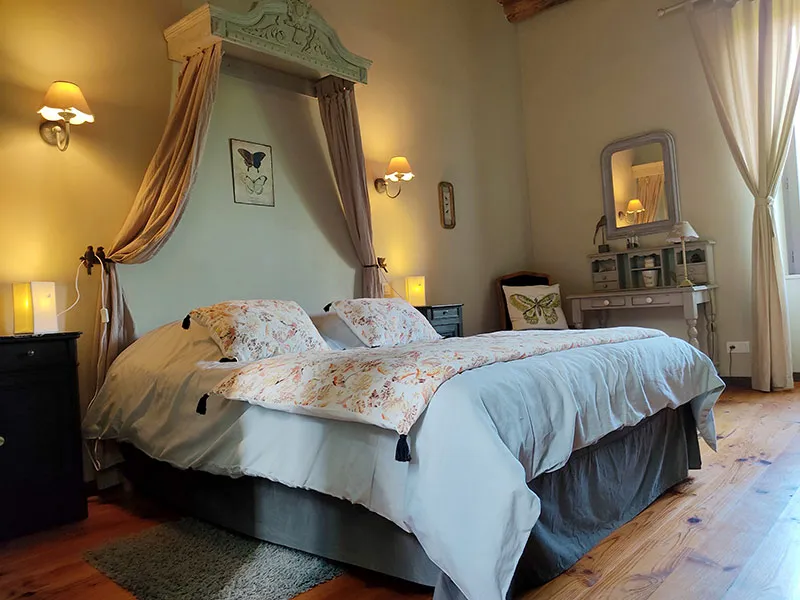 Chambre douillette aux Chambres d'hôtes du Presbytère avec vue sur le jardin automnal